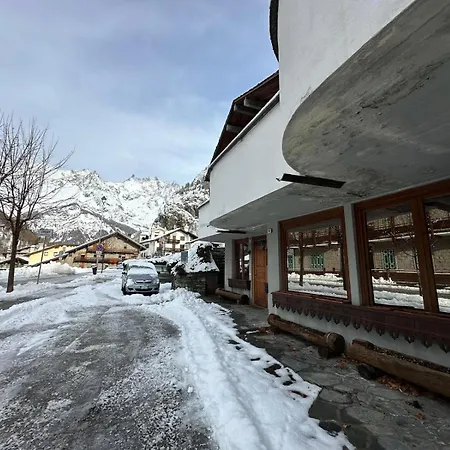 Apartment Jolie Maison Fleurie Con Sauna Monte Bianco Courmayeur