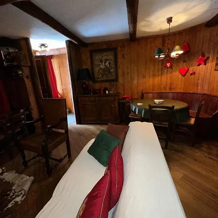 Jolie Maison Fleurie Con Sauna Monte Bianco Apartman *